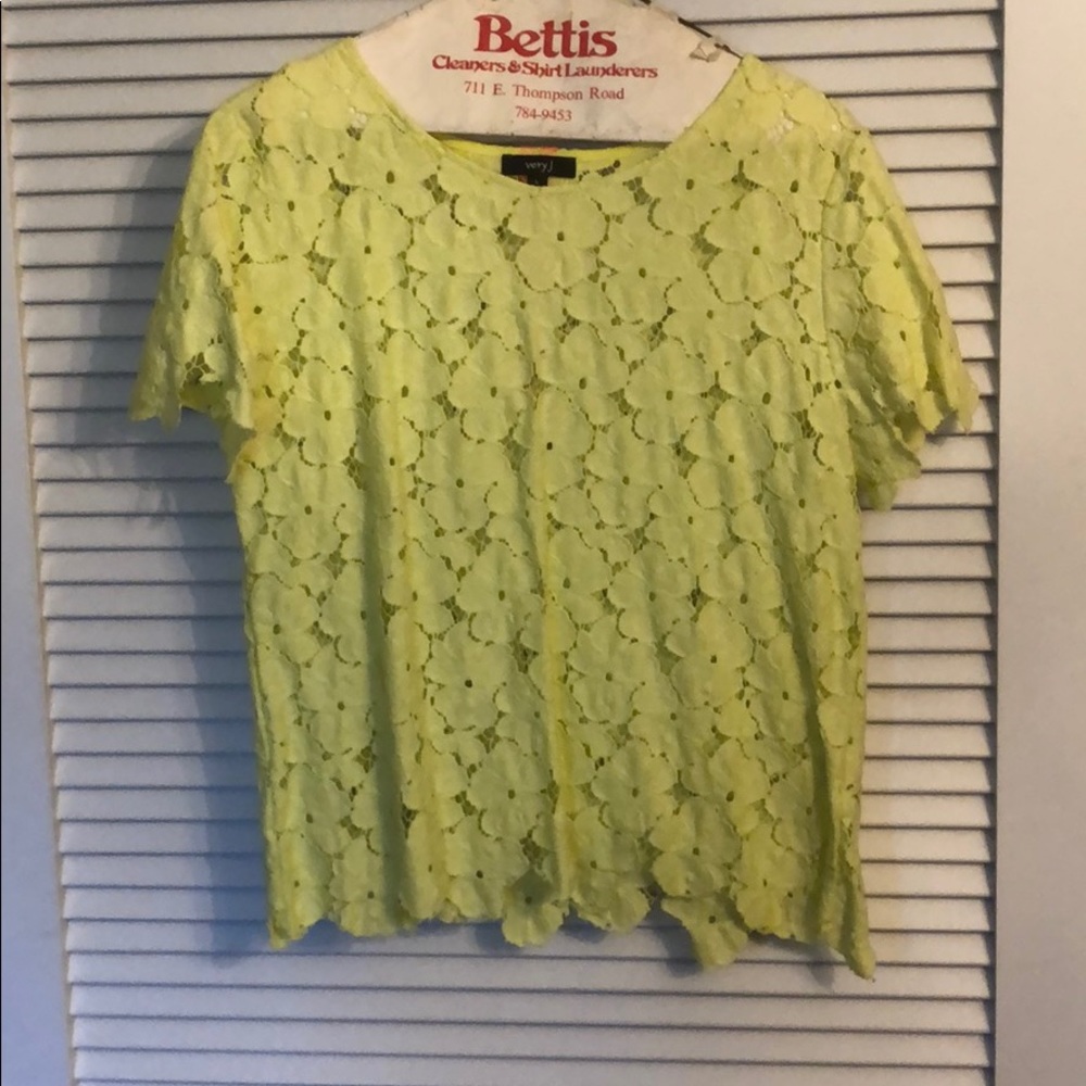 Cute yellow top